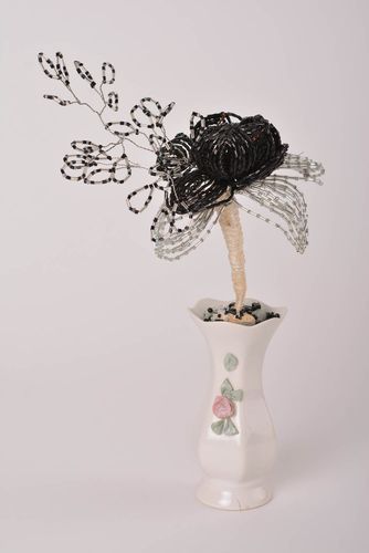 Arreglo decorativo artesanal flor de abalorios camelia decoración de escritorio  - MADEheart.com