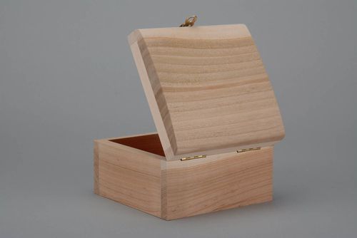 Boîte en bois brut à bijoux faite main - MADEheart.com