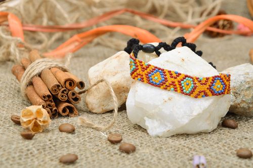 Oranges Armband aus Glasperlen breit handmade mit afrikanischem Muster - MADEheart.com