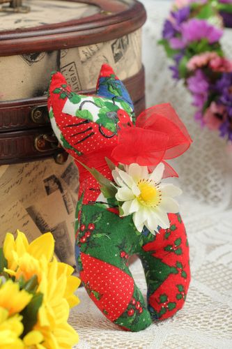 Peluche chat faite main Jouet en tissu de coton rouge à motif Idée déco maison - MADEheart.com