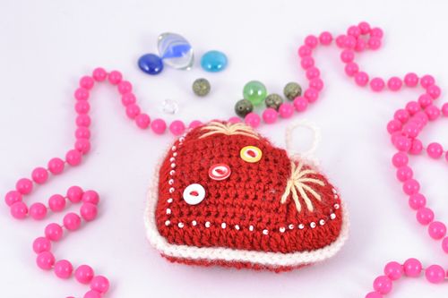 Petite suspension décorative Coeur rouge en tissu orné de boutons faite main - MADEheart.com