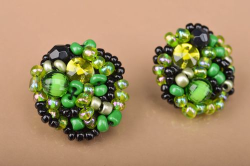 Grandes boucles doreilles clous en perles de rocaille vert noir faites main - MADEheart.com
