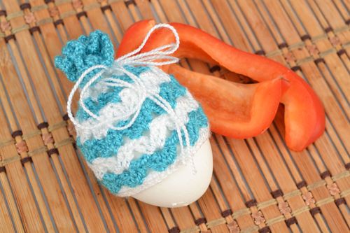 Gorrito tejido a rayas para huevo de Pascua - MADEheart.com