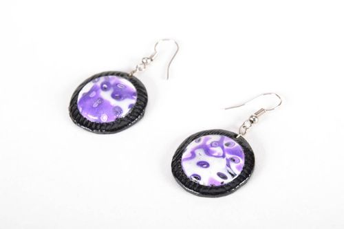 Runde violette Ohrringe aus Polymerton und Epoxidharz - MADEheart.com