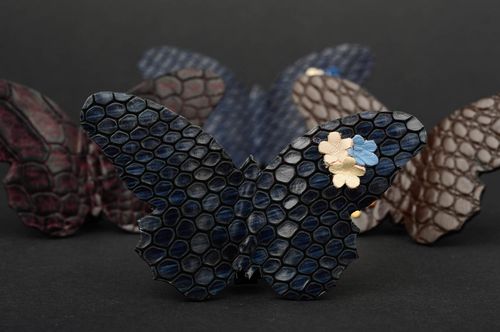 Broche artesanal de cuero bisutería fina accesorio para mujer Mariposa - MADEheart.com
