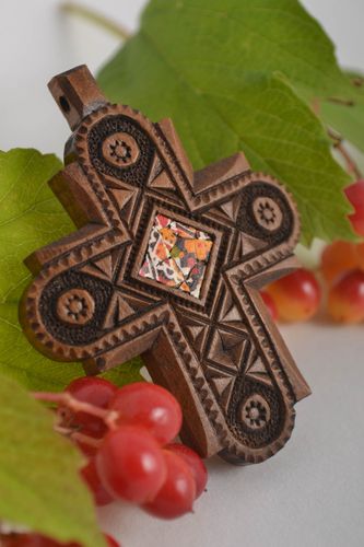 Pendentif croix fait main Bijou ethnique Accessoire femme de bois naturel - MADEheart.com