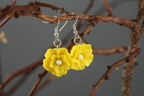 Boucles doreilles pendantes Bijou fait main Cadeau femme Fleurs jaunes - MADEheart.com