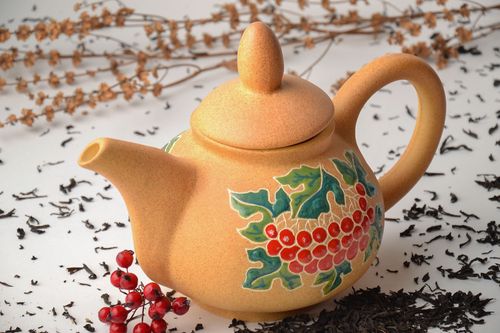 Bemalte Teekanne aus Ton - MADEheart.com