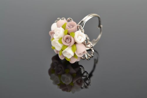 Zarter Ring mit Blumen aus Polymerton - MADEheart.com