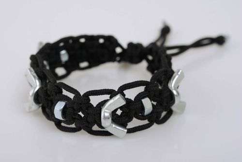 Bracelet en macramé large noir avec écrous en inox bijou original fait main - MADEheart.com