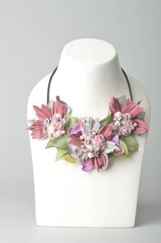 Collier avec fleurs Bijou fait main en cuir naturel et soie Cadeau pour femme - MADEheart.com