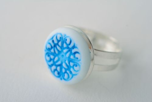 Anello da donna fatto a mano anello di metallo e argilla polimerica bianco - MADEheart.com