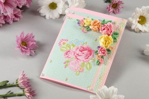 Tarjeta de felicitación postal hecha a mano rosada con flores regalo original - MADEheart.com