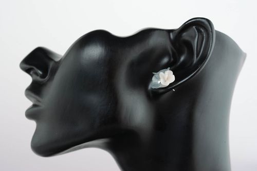 Brincos cuff cinzentos feitos de cerâmica plástica - MADEheart.com