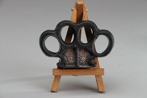 Sapone fatto a mano decorativo a forma di tirapugni con odore di mandorla - MADEheart.com