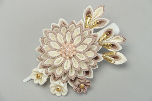 Handgemachter Haarklammer Blumen in Kanzashi Technik in Weiß und Creme für Frauen - MADEheart.com