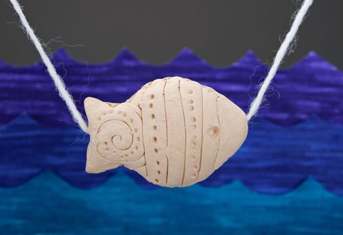 Ciondolo pesce di argilla decorativo fatto a mano Pendente etnico in ceramica  - MADEheart.com