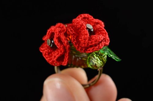 Bague tricotée au crochet rouge faite main fleurs Coquelicots pour femme - MADEheart.com