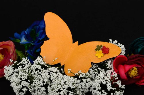 Broche jaune Bijou fait main papillon en cuir avec petites fleurs Cadeau femme - MADEheart.com