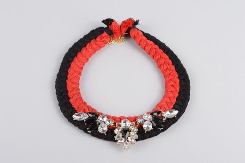 Collier textile Bijou fait main rouge noir massif chic Cadeau original - MADEheart.com