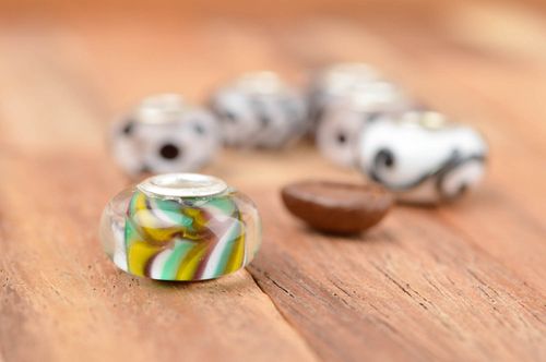 Stylish handmade glass bead jewelry making ideas DIY artisan jewelry design - MADEheart.com