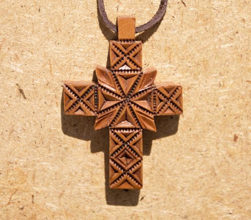 Croix pectorale sculptée en bois - MADEheart.com
