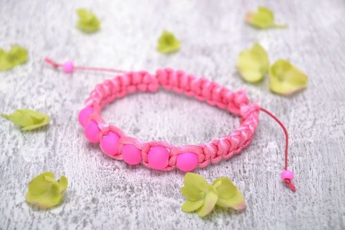 Bracelet fait main original de couleur rose - MADEheart.com
