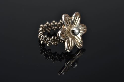 Handmade Ring aus Glasperlen mit Blume  - MADEheart.com