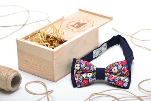 Blue bow tie with floral print - MADEheart.com