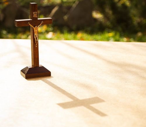 Cruz de madeira para mesa, com crucifixo - MADEheart.com