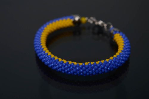 Сине-желтый браслет из бисера - MADEheart.com