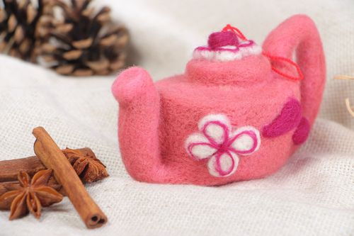 Розовая игрушка-подвеска из шерсти чайник ручной работы для интерьера авторский - MADEheart.com