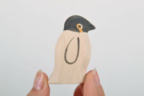 Figurine en bois dérable artisanale Pingouin  - MADEheart.com