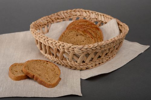 Petite corbeille à pain tressée en massette faite main ajourée écologique - MADEheart.com