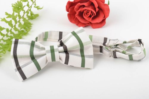 Beautiful handmade adjustable checkered cotton fabric bow tie of light color - MADEheart.com