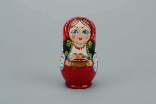 Matroschka Puppe mit Halskette und Käseklößchen - MADEheart.com