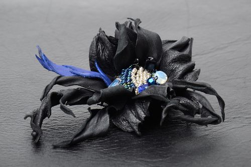 Broche en cuir fleur faite main noire avec perles fantaisie et de rocaille - MADEheart.com