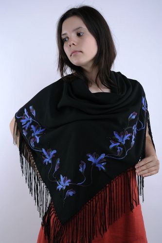 Grand foulard avec frange fait main - MADEheart.com