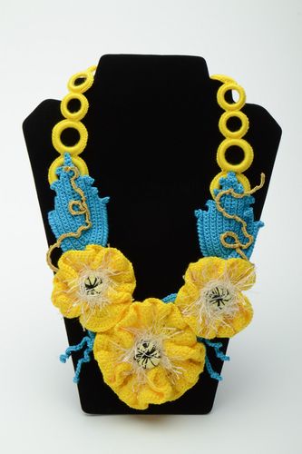 Gros collier tricoté au crochet design avec fleurs fait main jaune bleu  - MADEheart.com