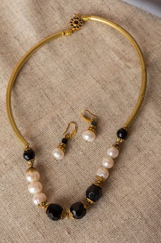 Handmade gemstone jewelry set necklace and earrings with agate and pearls - MADEheart.com