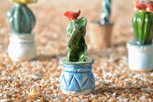 Estatueta de argila artesanal em forma de uma flor para interior  - MADEheart.com