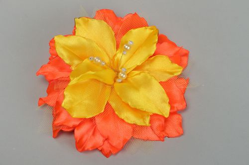 Pinza para el pelo artesanal con flor de raso azucena amarilla anaranjada accesorio de mujer - MADEheart.com