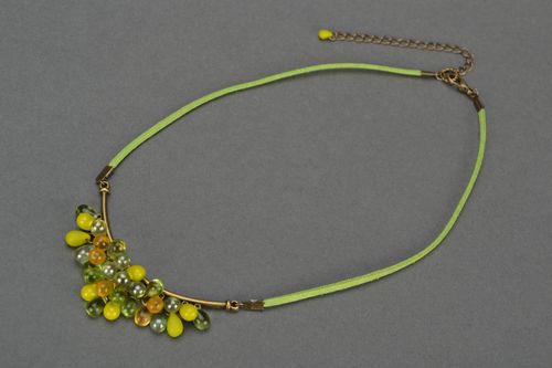 Collier vert perles de verre lacet vert en daim accessoire fait main Grappe - MADEheart.com
