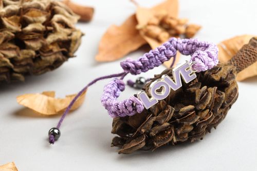 Bracelet design Bijou fait main tressé mauve avec mot love Cadeau femme - MADEheart.com