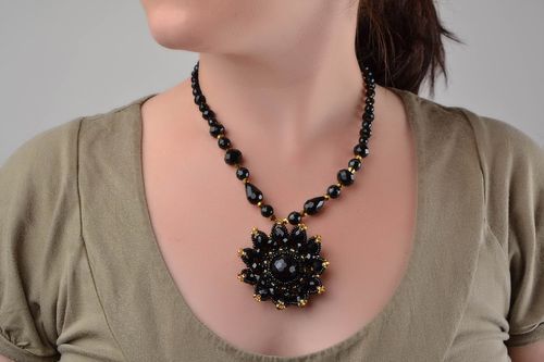 Collier noir en perles de rocaille et pierres naturelles fait main avec fleur - MADEheart.com