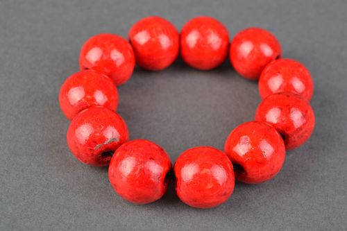 Bracelet en bois rouge sur élastique style ethnique fait main pour femme - MADEheart.com