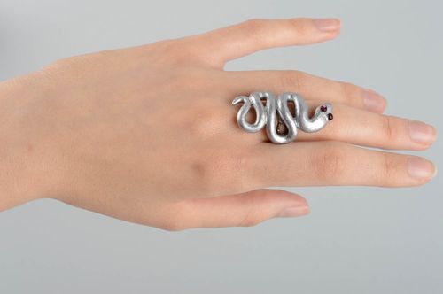 Серебристый перстень из полимерной глины ручной работы в виде змеи красивый - MADEheart.com