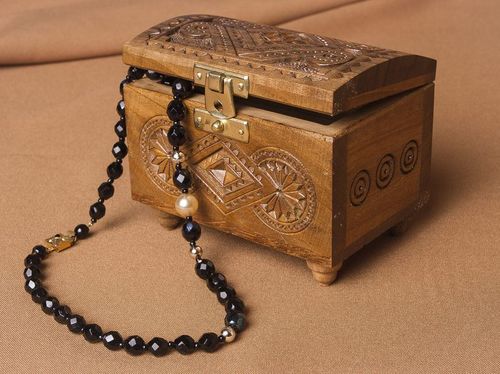 Boîte à bijoux en bois sculpté - MADEheart.com