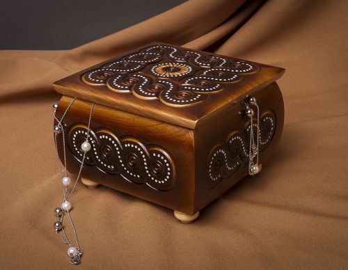 Boîte en bois sculpté à bijoux - MADEheart.com