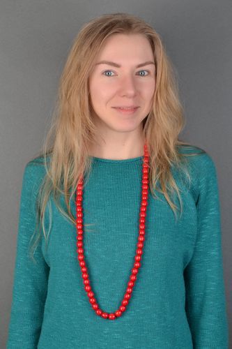 Rote Halskette aus Holz im ukrainischen Stil - MADEheart.com